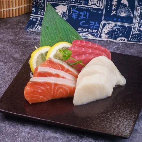Take Moriawase — 3 kinds of assorted sashimi: salmon, bluefin tuna and white tuna