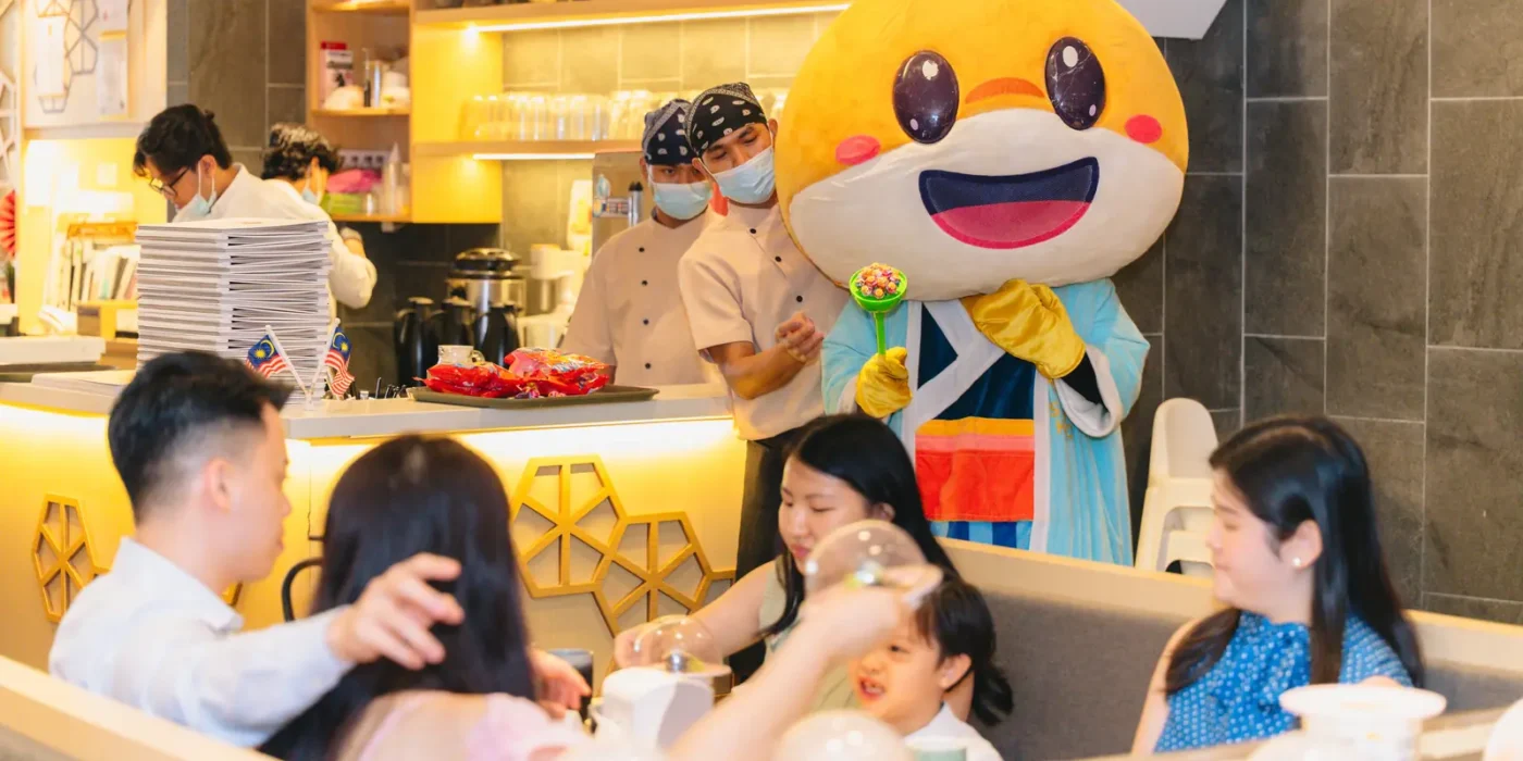 Hiro Boy saying hi to a family at their table