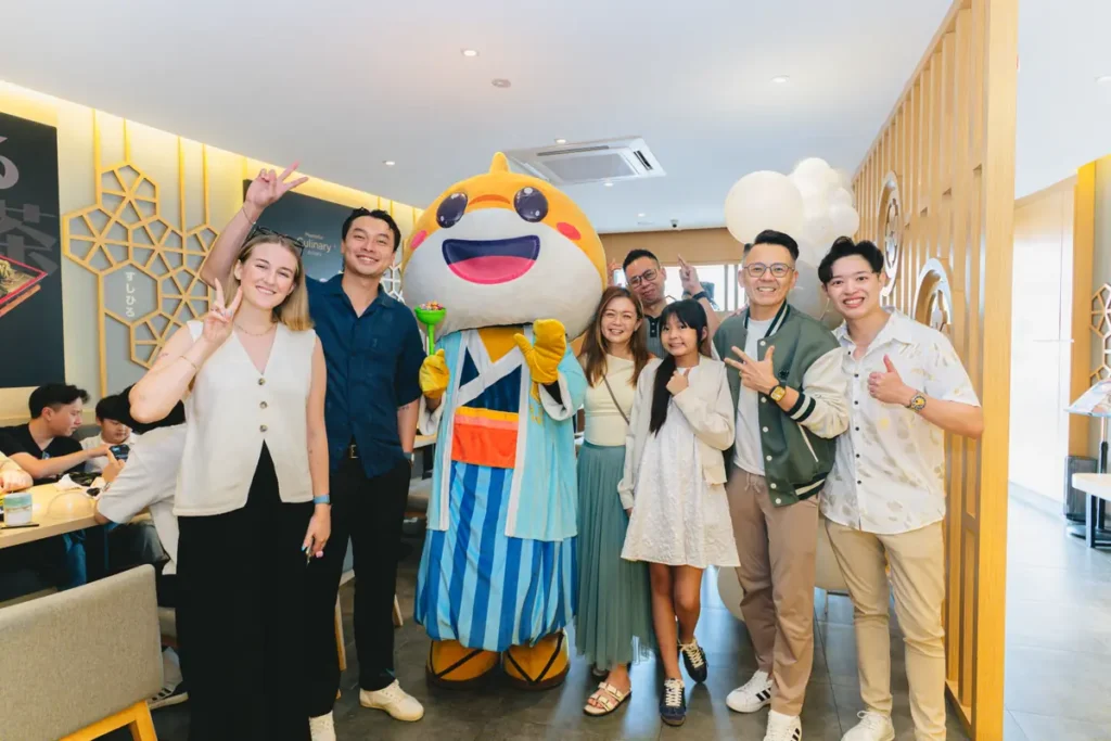 Hiro Boy joining the guests for a photo